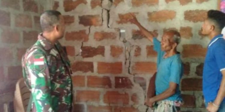 Tim Gabungan melakukan pendataan bangunan yang rusak terdampak gempa di Nusa Tenggara Timur