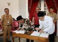 penandatanganan Naskah Perjanjian Hibah Daerah oleh Pj Bupati Banjarnegara dengan Ketua Ormas Penerima Hibah, di Pringgitan Rumah Dinas Bupati