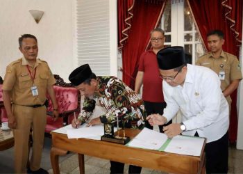 penandatanganan Naskah Perjanjian Hibah Daerah oleh Pj Bupati Banjarnegara dengan Ketua Ormas Penerima Hibah, di Pringgitan Rumah Dinas Bupati