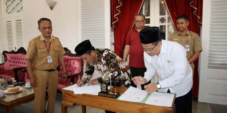 penandatanganan Naskah Perjanjian Hibah Daerah oleh Pj Bupati Banjarnegara dengan Ketua Ormas Penerima Hibah, di Pringgitan Rumah Dinas Bupati