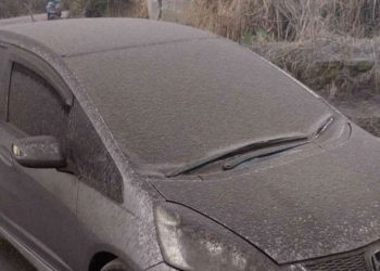 Abu vulkanik menghujani pemukiman warga dan kendaraan pasca erupsinya Gunung Marapi