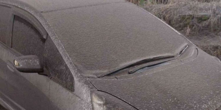 Abu vulkanik menghujani pemukiman warga dan kendaraan pasca erupsinya Gunung Marapi