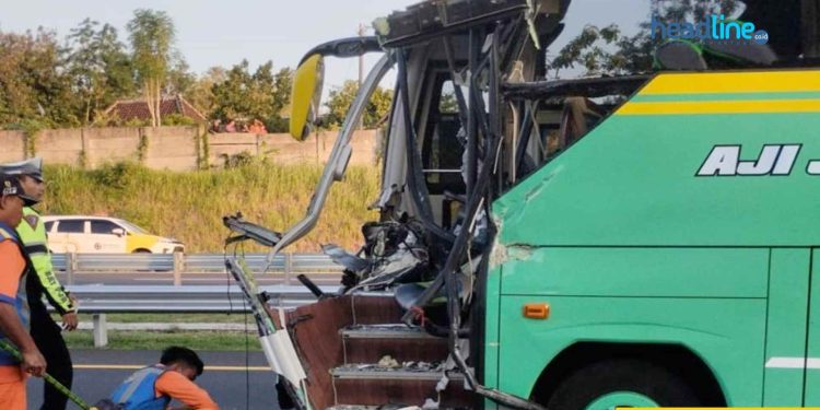 Bus rombongan karya wisata SMPN 1 Sentolo yang mengalami kecelakaan di Tol Sragen
