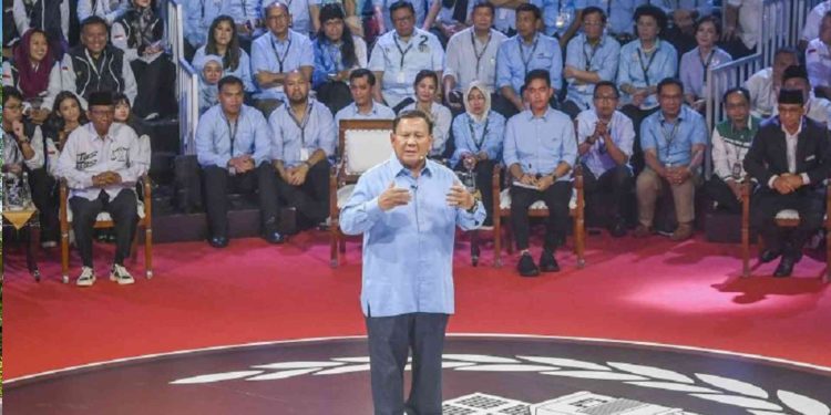 Capres nomor urut dua Prabowo Subianto menyampaikan visi misinya dalam debat perdana Capres dan Cawapres 2024 di Gedung KPU