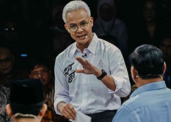Capres nomor urut tiga Ganjar Pranowo menyampaikan visi misinya dalam debat perdana Capres dan Cawapres 2024 di Gedung KPU