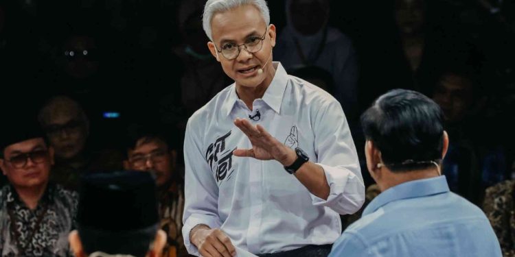 Capres nomor urut tiga Ganjar Pranowo menyampaikan visi misinya dalam debat perdana Capres dan Cawapres 2024 di Gedung KPU