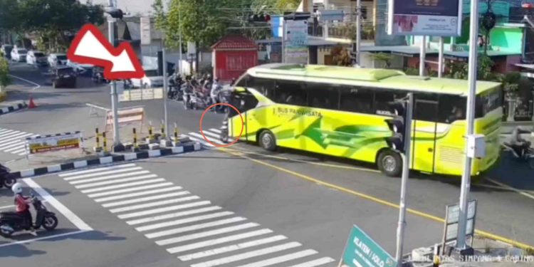 Kecelakaan Sepeda Motor Vs Bus Wisata di Perempatan Gading Gunungkidul