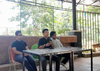 Ketua Badan Eksekutif Mahasiswa (BEM) Universitas Gadjah Mada (UGM), Gielbran Muhammad Noor (tengah) menyampaikan pernyataan di Kopi Lembah UGM, Sleman