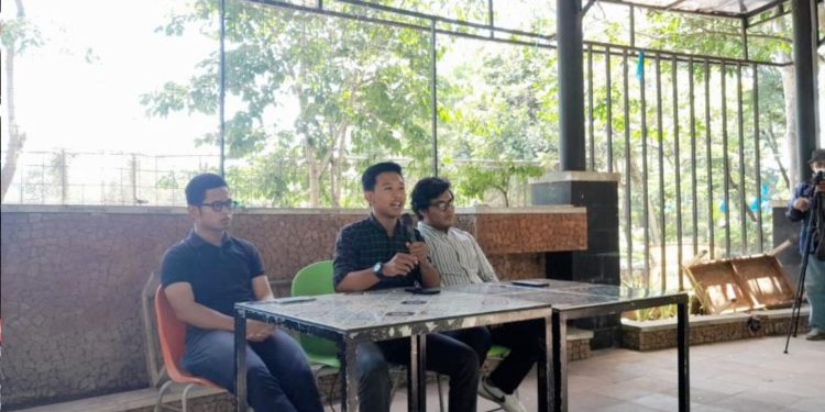 Ketua Badan Eksekutif Mahasiswa (BEM) Universitas Gadjah Mada (UGM), Gielbran Muhammad Noor (tengah) menyampaikan pernyataan di Kopi Lembah UGM, Sleman