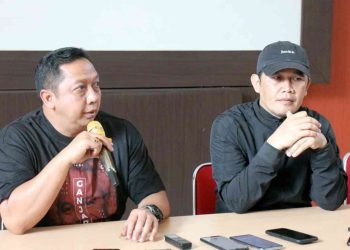 Ketua DPC PDIP Boyolali Susetya Kusuma Dwi Hartanta didampingi Sekretaris DPC PDIP Marsono dalam jumpa pers di Kantor DPC PDIP Boyolali