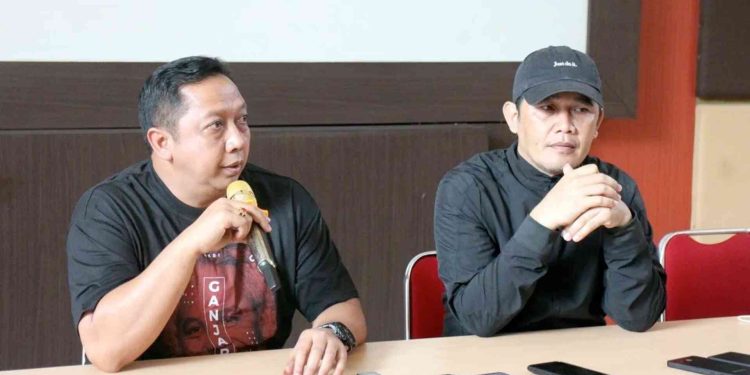 Ketua DPC PDIP Boyolali Susetya Kusuma Dwi Hartanta didampingi Sekretaris DPC PDIP Marsono dalam jumpa pers di Kantor DPC PDIP Boyolali