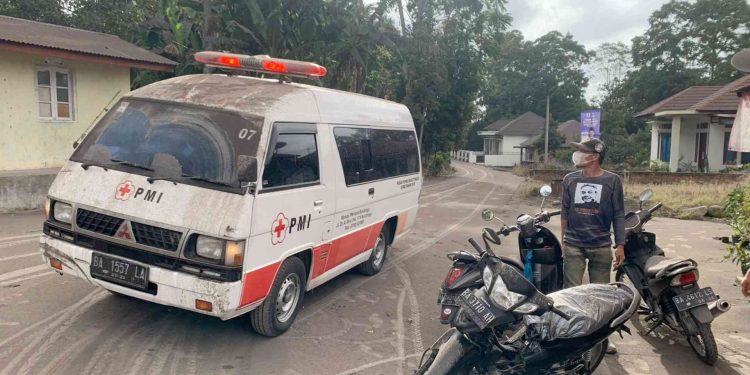Kondisi pascahujan abu vulkanik dari erupsi Gunung Marapi yang terjadi di wilayah Nagari Lasi, Kecamatan Canduang, Kabupaten Agam, Sumatera Barat,
