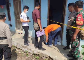 Petugas gabungan melakukan efakuasi mayat perempuan di Kos daerah Parangtritis Bantul