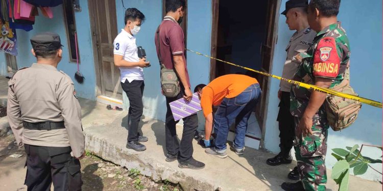 Petugas gabungan melakukan efakuasi mayat perempuan di Kos daerah Parangtritis Bantul