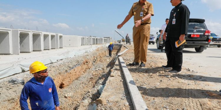 Pj Gubernur Jawa Tengah Nana Sudjana saat mengecek jalan tol Solo-Jogja ruas Kartasura-Klaten, yang akan difungsionalkan pada libur Nataru.