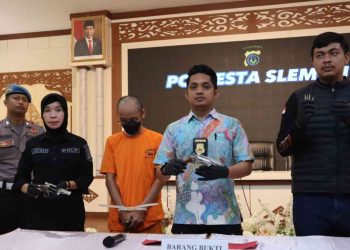 Polresta Sleman Sedang melakukan jumpa pers kasus kepemilikan senjata api ilegal