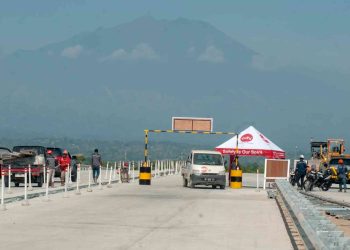 Sejumlah pekerja melakukan persiapan pada jalur fungsional Tol Solo-Jogja di Boyolali, Jawa Tengah