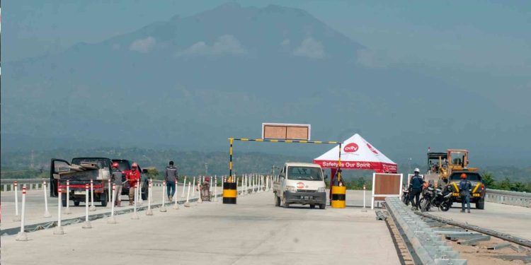 Sejumlah pekerja melakukan persiapan pada jalur fungsional Tol Solo-Jogja di Boyolali, Jawa Tengah