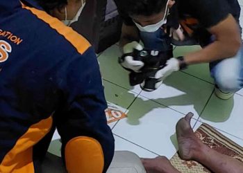 Team Inafis Polres Bantul melakukan pemeriksaan korban bunuh diri di Tamanan Bantul