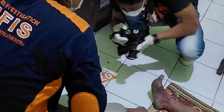 Team Inafis Polres Bantul melakukan pemeriksaan korban bunuh diri di Tamanan Bantul