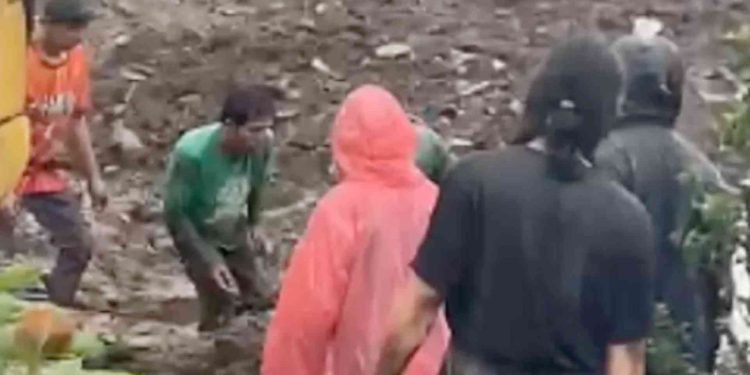 Warga saat mengevakuasi korban yang tertimbun reruntuhan talut longsor di Ngablak, Kabupaten Magelang