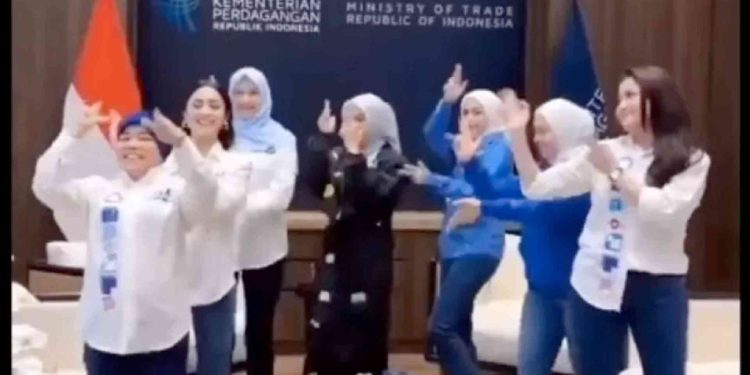 tangkapan layar kader PAN yang berjoget di kantor Kementerian Perdagangan