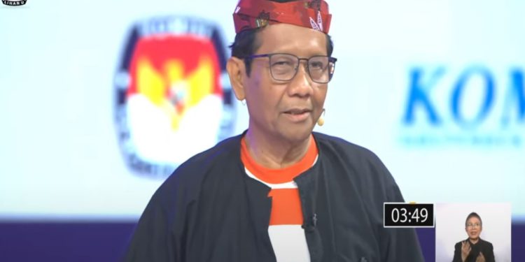 Cawapres Mahfud MD saat menyampaikan visi misi dan program kerja dalam Debat Calon Wakil Presiden Pemilu Tahun 2024 yang berlangsung di Jakarta Convention Center Senayan