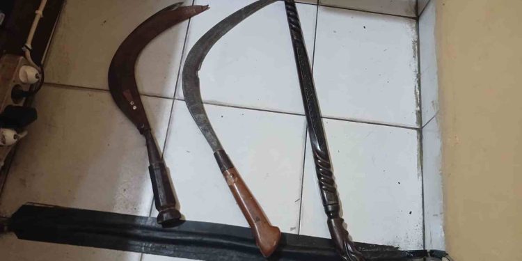 Celurit dan Pedang yang diamankan pada Kecelakaan di Sonopakis Kidul Ngestiharjo Bantul