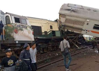 Foto Kecelakaan KA Turanga dan KA Lokal Bandung Raya