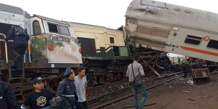 Foto Kecelakaan KA Turanga dan KA Lokal Bandung Raya