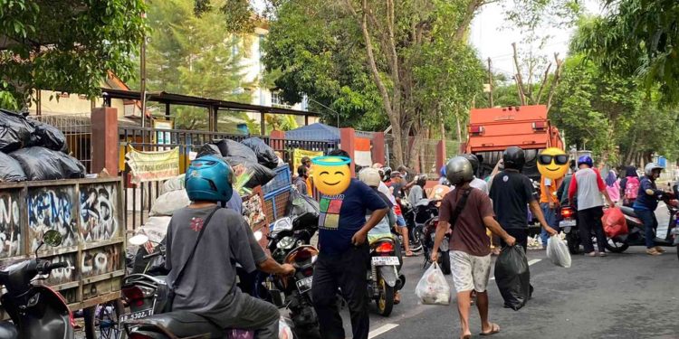 Foto Warga Sedang Antri Membuang Sampah