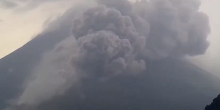 Gunung Merapi Mengeluarkan Awan Panas