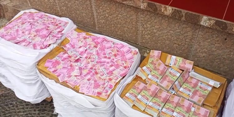 Ilustrasi gambar pengganda uang