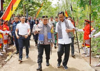 Kapolri Jenderal Listyo Sigit Prabowo Bersama Sri Sultan Hamengku Buwono X meresmikan Sumur Bor Polri Presisi di Dusun Sidorejo