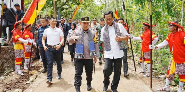 Kapolri Jenderal Listyo Sigit Prabowo Bersama Sri Sultan Hamengku Buwono X meresmikan Sumur Bor Polri Presisi di Dusun Sidorejo
