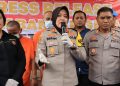 Kapolsek Bantargebang AKP Ririn Sri Damayanti S.H, dengan didampingi Kasie Humas Polres Metro Bekasi Kompol Erna Ruswing Andari memimpin kegiatan ungkap kasus pencurian dengan pemberatan yang terjadi di ATM Bank