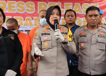 Kapolsek Bantargebang AKP Ririn Sri Damayanti S.H, dengan didampingi Kasie Humas Polres Metro Bekasi Kompol Erna Ruswing Andari memimpin kegiatan ungkap kasus pencurian dengan pemberatan yang terjadi di ATM Bank