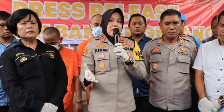 Kapolsek Bantargebang AKP Ririn Sri Damayanti S.H, dengan didampingi Kasie Humas Polres Metro Bekasi Kompol Erna Ruswing Andari memimpin kegiatan ungkap kasus pencurian dengan pemberatan yang terjadi di ATM Bank