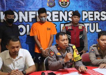 Kapolsek Sedayu, Kompol Khabibulloh S. Pd. I., M. M sedang menyampaikan keterangan dalam rilis penangkapan pencuri motor di Sedayu