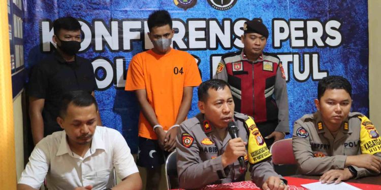 Kapolsek Sedayu, Kompol Khabibulloh S. Pd. I., M. M sedang menyampaikan keterangan dalam rilis penangkapan pencuri motor di Sedayu