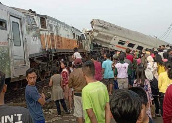 Kecelakaan kereta api Turangga dengan KA lokal Bandung Raya di Cicalengka