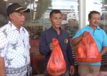 Keluarga korban pengeroyokan oknum TNI di Boyolali menunjukkan bingkisan yang didapat dari Yonif 408/Suhbrastha