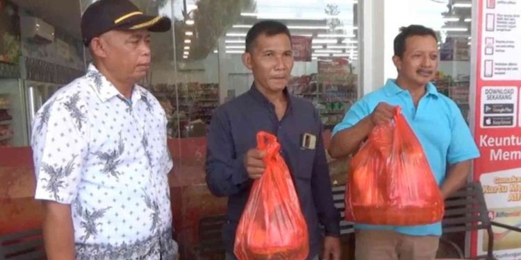 Keluarga korban pengeroyokan oknum TNI di Boyolali menunjukkan bingkisan yang didapat dari Yonif 408/Suhbrastha