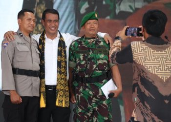 Mentan Andi Amran Sulaiman memberi hadiah berupa traktor kepada Bhabinkamtibmas dan Babinsa di Bantul
