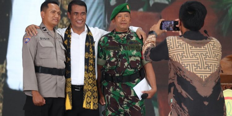 Mentan Andi Amran Sulaiman memberi hadiah berupa traktor kepada Bhabinkamtibmas dan Babinsa di Bantul