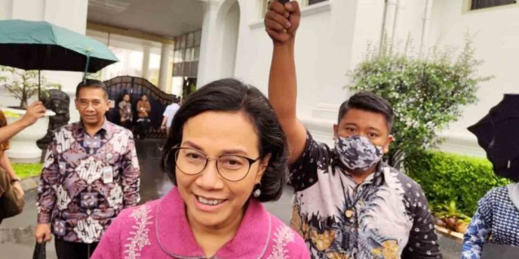 Menteri Keuangan Sri Mulyani usai menghadiri rapat di Istana Kepresidenan Jakarta