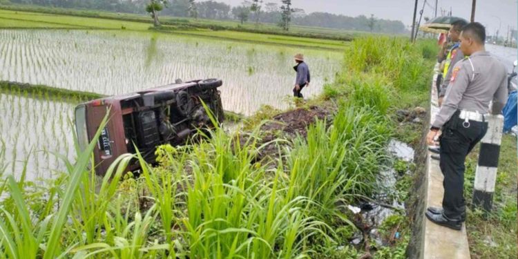Mobil Masuk Sawah di Wates Kulon Progo
