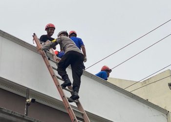 Petugas Gabungan sedang melakukan Evakuasi Korban Kesetrum di Perumahan Royal Mansion Banguntapan