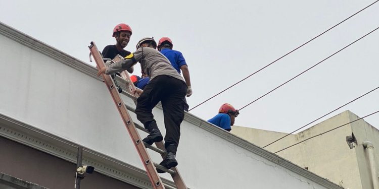 Petugas Gabungan sedang melakukan Evakuasi Korban Kesetrum di Perumahan Royal Mansion Banguntapan