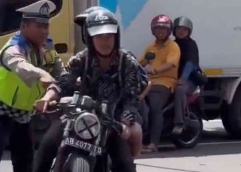 Petugas Kepolisian Berusaha Menertibkan Pengendara menggunakan Knalpot Brong